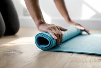 Yoga en la oficina para combatir el estrés